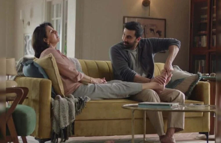 Ranbir Kapoor ने खेल-खेल में माँ Neetu Kapoor के पैर दबा दिए, दादी ने हास्य के साथ प्रतिक्रिया व्यक्त करते हुए कहा