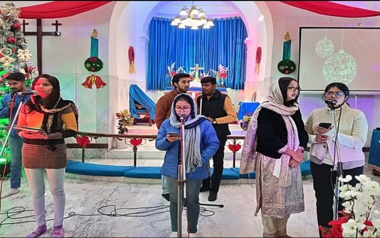 Merry Christmas: Messiah के जन्म की खुशी में जश्न मनाया जाता है, Santa Claus gifts के साथ खुशियाँ फैलाता है