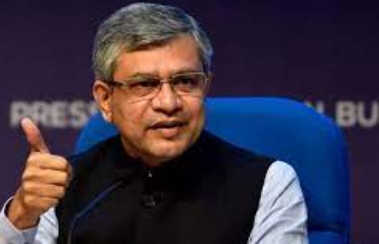 Belurghat-Sealdah Express को अश्विनी वैष्णव ने हरी झंडी दिखाई