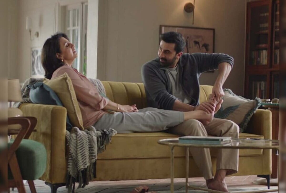Ranbir Kapoor ने खेल-खेल में माँ Neetu Kapoor के पैर दबा दिए, दादी ने हास्य के साथ प्रतिक्रिया व्यक्त करते हुए कहा
