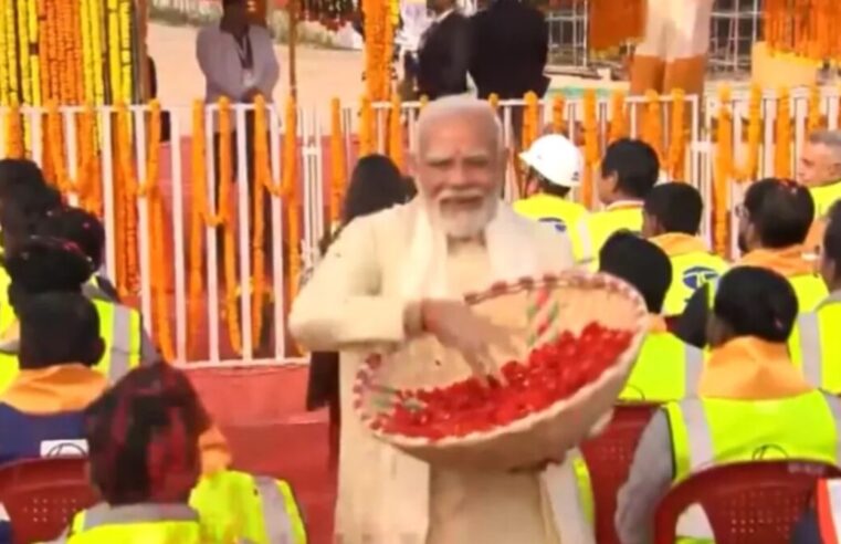 “Ram Mandir: भावविभोर PM Modi ने ‘रामकाज’ में श्रमवीरों के लिए उठाई टोकरी, बरसाए गुलाब; VIDEO में दिखाई गई भाषण में कहा- ‘राम मंदिर देश की शांति, धैर्य, सद्भाव, और एकता