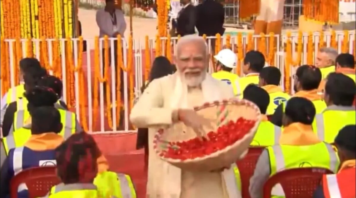 “Ram Mandir: भावविभोर PM Modi ने ‘रामकाज’ में श्रमवीरों के लिए उठाई टोकरी, बरसाए गुलाब; VIDEO में दिखाई गई भाषण में कहा- ‘राम मंदिर देश की शांति, धैर्य, सद्भाव, और एकता
