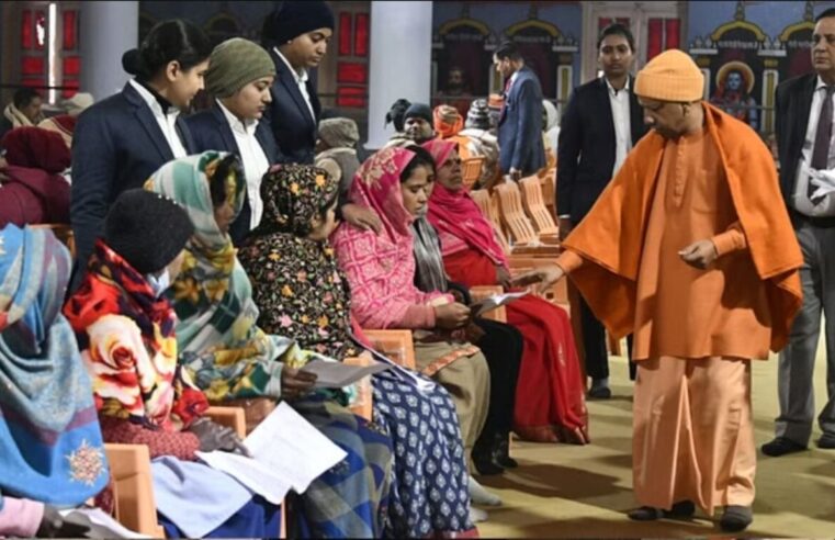 Janata Darshan: Gorakhpur में CM Yogi ने सुनी फरियाद, बोले- भू-माफियाओं व दबंगों को चिन्हित कर करें कार्रवाई, लोगों की समस्याओं का गंभीरता