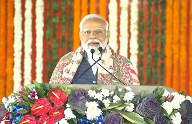 Varanasi: प्रधानमंत्री Modi आज Kashi आएंगे, दो-दिन के दौरे पर संत शिरोमणि के सम्मुख सिर झुकाएंगे और 14 हजार करोड़ रुपये का उपहार देंगे