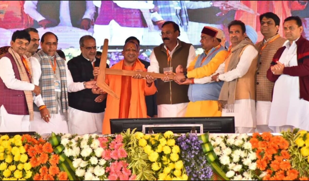 UP Politics: CM Yogi ने कहा – पिछली सरकारों में दंगे होते थे, अब किसी में भी उत्साह नहीं है…