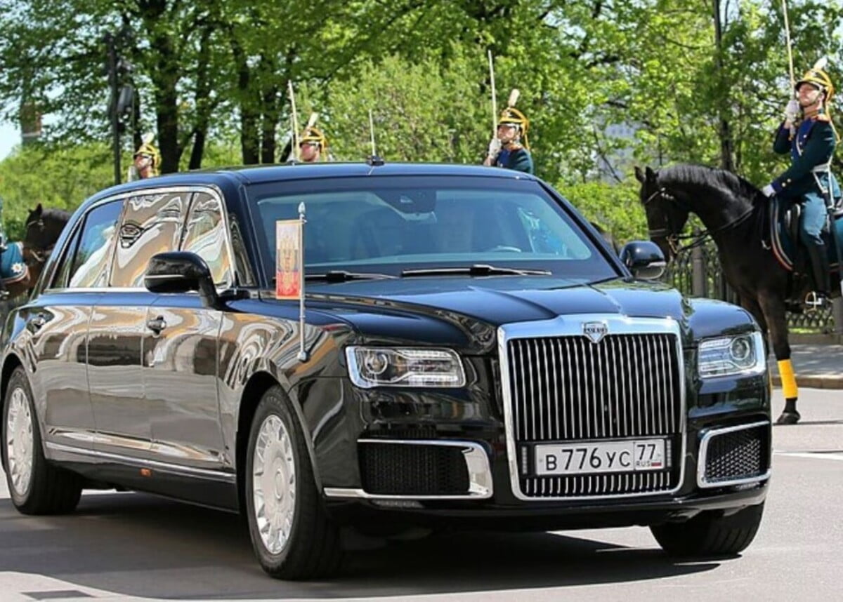 Putin ने किम जोंग उन को उपहार में दी luxury limousine, सुरक्षा के मामले में यह कार किसी किले से कम नहीं