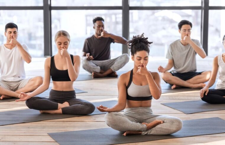 Lung Exercises: मौसम के बदलने से श्वसन रोगों का खतरा बढ़ता है, इन 3 व्यायामों से मजबूत करें अपने फेफड़े